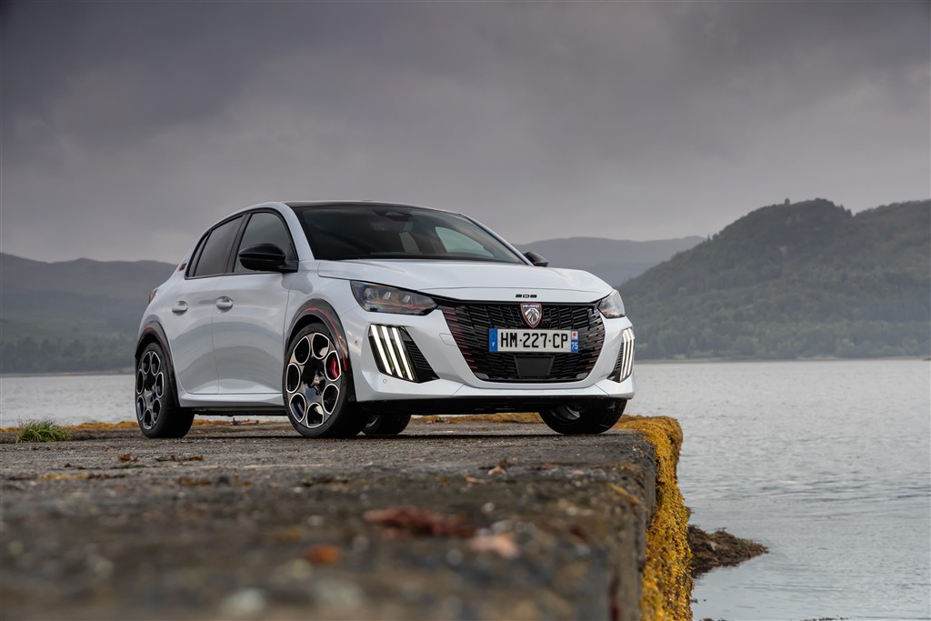 YENİ PEUGEOT E-208 GTi 2027’DE TÜRKİYE’DE YOLLARA ÇIKIYOR!